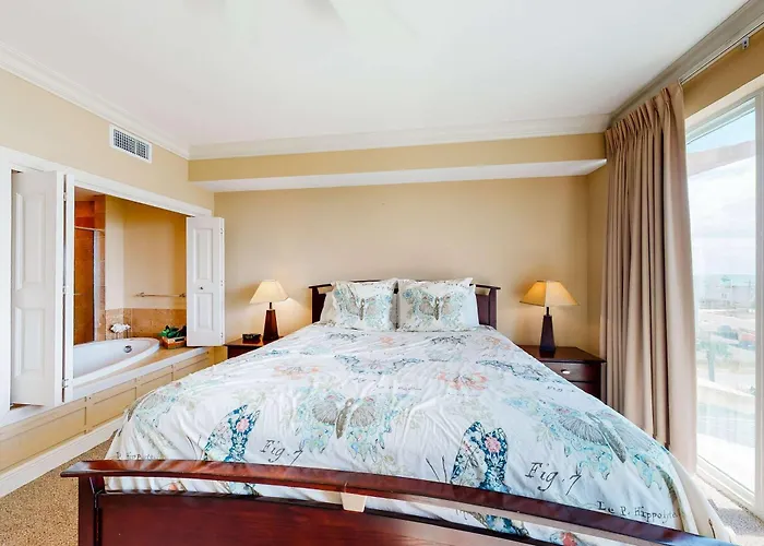 Spacious Coastal Gem With Fast Wifi Gulf Views Private Balcony & Full Kitchen *