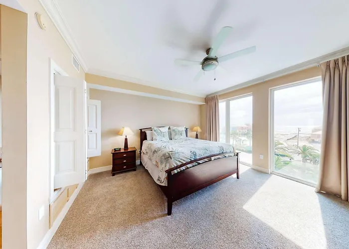 Spacious Coastal Gem With Fast Wifi Gulf Views Private Balcony & Full Kitchen