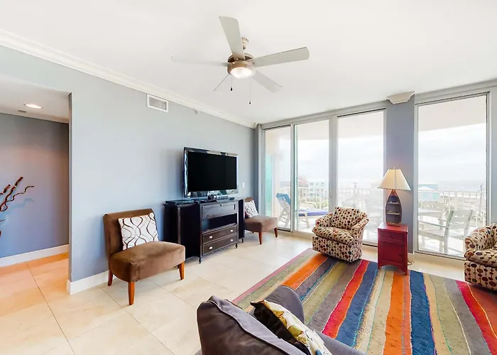Spacious Coastal Gem With Fast Wifi Gulf Views Private Balcony & Full Kitchen Holiday home
