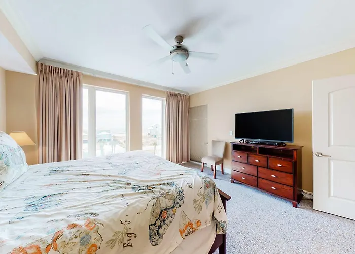 Spacious Coastal Gem With Fast Wifi Gulf Views Private Balcony & Full Kitchen Holiday home