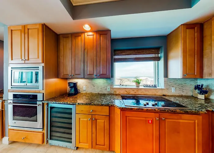 Spacious Coastal Gem With Fast Wifi Gulf Views Private Balcony & Full Kitchen Holiday home *