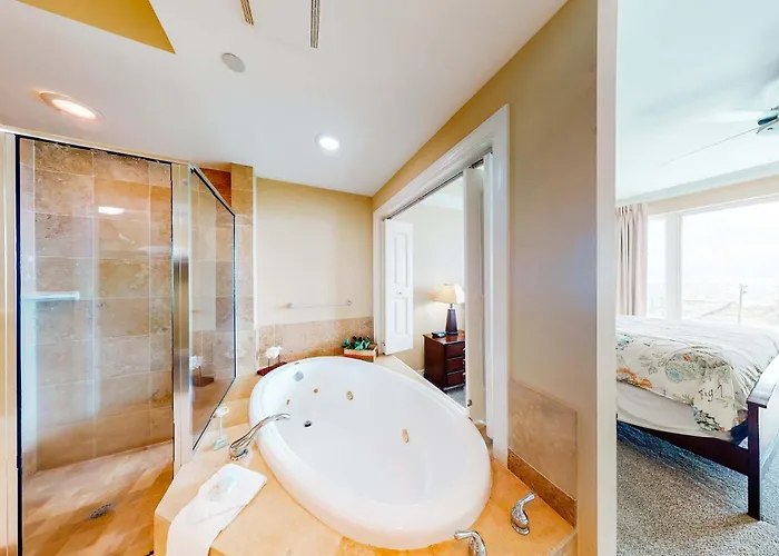 Spacious Coastal Gem With Fast Wifi Gulf Views Private Balcony & Full Kitchen Holiday home