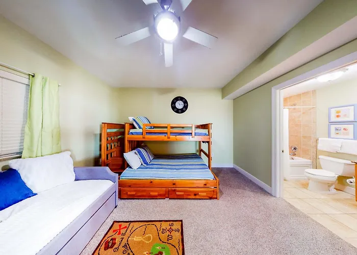 Spacious Coastal Gem With Fast Wifi Gulf Views Private Balcony & Full Kitchen