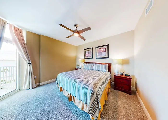 Spacious Coastal Gem With Fast Wifi Gulf Views Private Balcony & Full Kitchen Holiday home