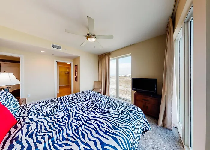 Spacious Coastal Gem With Fast Wifi Gulf Views Private Balcony & Full Kitchen Holiday home